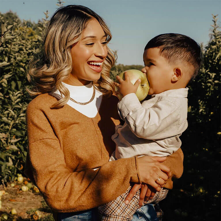 UPickAppleMomSon